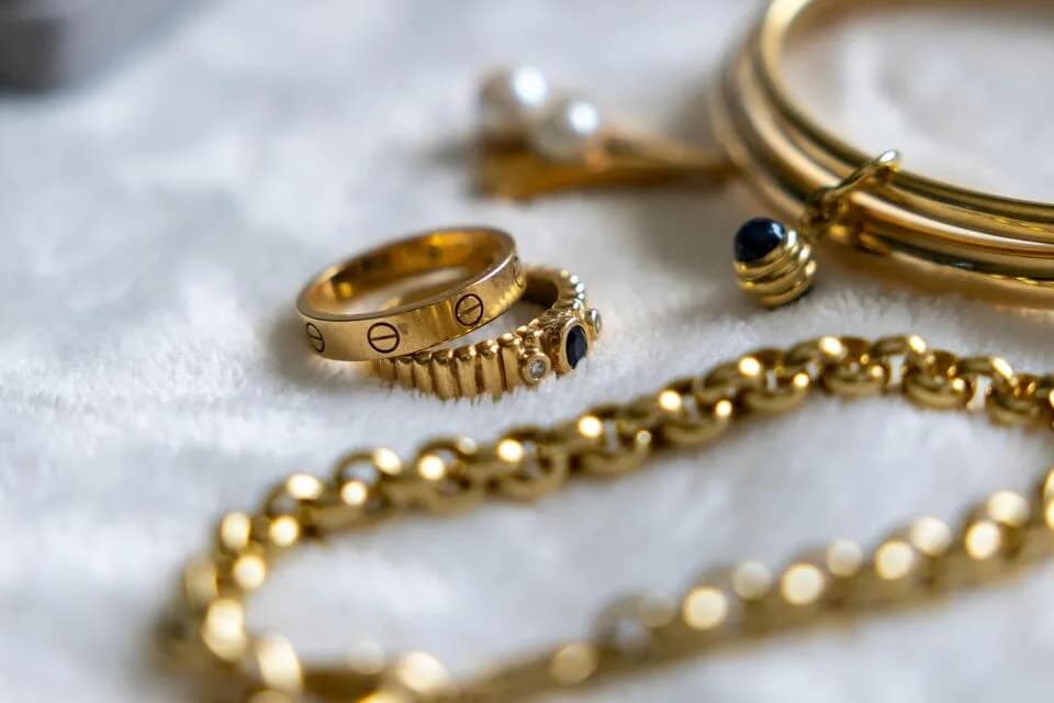 A 18K vs 14K gold comparison.